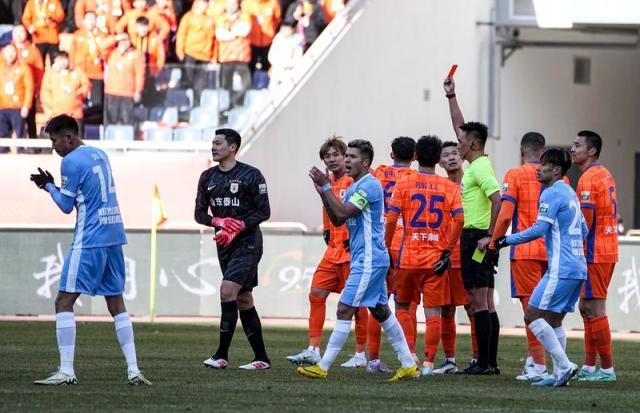 必威体育官方网站-足协裁判评议：蒋圣龙应直红罚下 王大雷红牌正确